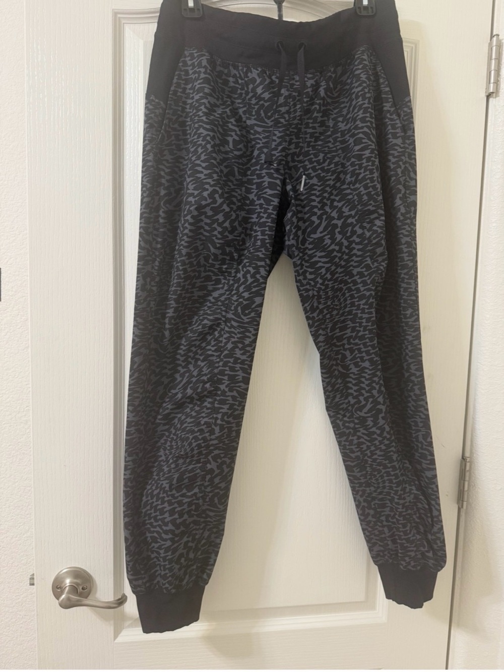 LULULEMON “SOLD OUT” Dance Studio Mid-Rise Jogger
Full Length size 10